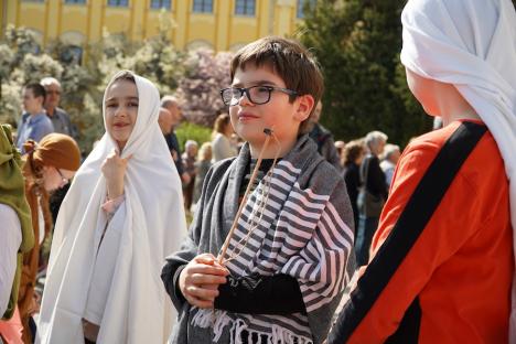 Calea Crucii în curtea Palatului Baroc din Oradea: Sute de credincioşi romano-catolici s-au rugat alături de episcop (FOTO / VIDEO)