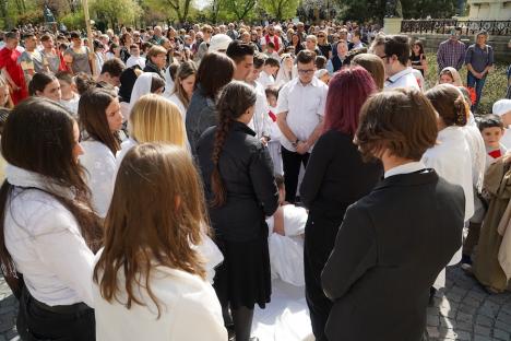 Calea Crucii în curtea Palatului Baroc din Oradea: Sute de credincioşi romano-catolici s-au rugat alături de episcop (FOTO / VIDEO)