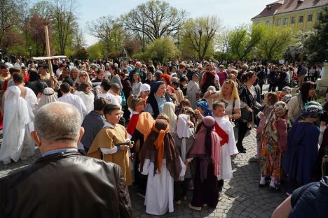 Calea Crucii în curtea Palatului Baroc din Oradea: Sute de credincioşi romano-catolici s-au rugat alături de episcop (FOTO / VIDEO)