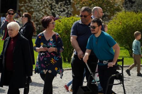 Calea Crucii în curtea Palatului Baroc din Oradea: Sute de credincioşi romano-catolici s-au rugat alături de episcop (FOTO / VIDEO)