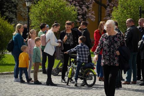 Calea Crucii în curtea Palatului Baroc din Oradea: Sute de credincioşi romano-catolici s-au rugat alături de episcop (FOTO / VIDEO)