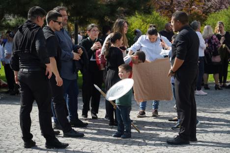 Calea Crucii în curtea Palatului Baroc din Oradea: Sute de credincioşi romano-catolici s-au rugat alături de episcop (FOTO / VIDEO)