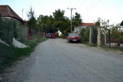 Cale bătută! Locuitorii din Podgoria îşi rup maşinile pe drumuri prăfuite, pietruite de mântuială (FOTO)