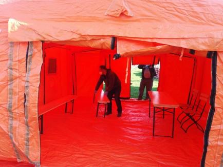 Colonie în carantină: 500 de romi din Vadu Crișului vor fi izolați sub paza jandarmilor, după ce au refuzat testarea anticoronavirus (FOTO)