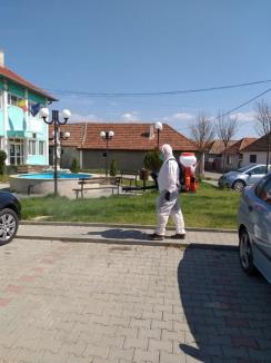 Colonie în carantină: 500 de romi din Vadu Crișului vor fi izolați sub paza jandarmilor, după ce au refuzat testarea anticoronavirus (FOTO)