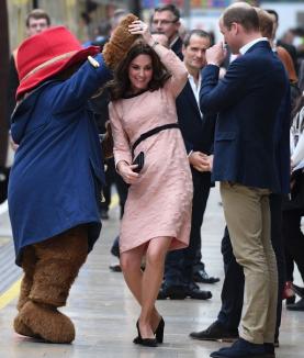 Însărcinată cu al treilea copil, Ducesa de Cambridge şi-a făcut apariţia la un eveniment şi a dansat cu ursuleţul Paddington (VIDEO)