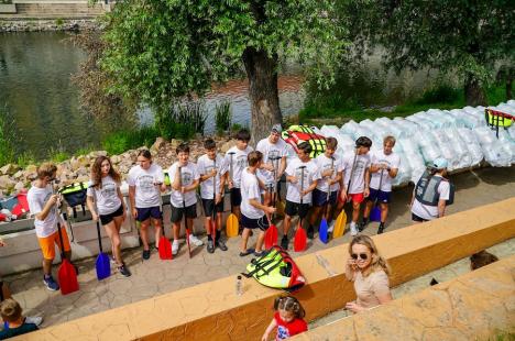 Din nou „Duși cu pluta”: elevi ai Liceului German din Oradea au vâslit pe Crișul Repede, în bărci din PET-uri (FOTO/VIDEO)