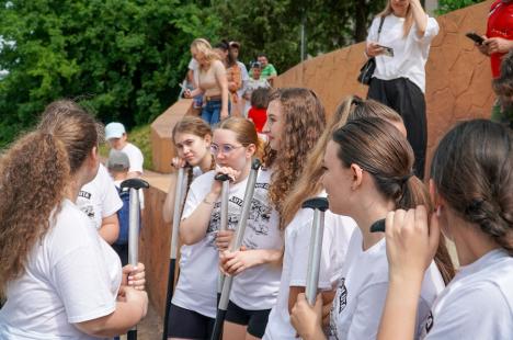 Din nou „Duși cu pluta”: elevi ai Liceului German din Oradea au vâslit pe Crișul Repede, în bărci din PET-uri (FOTO/VIDEO)