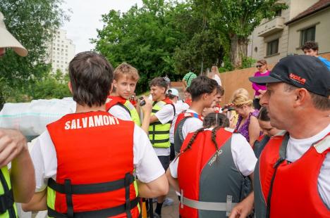 Din nou „Duși cu pluta”: elevi ai Liceului German din Oradea au vâslit pe Crișul Repede, în bărci din PET-uri (FOTO/VIDEO)