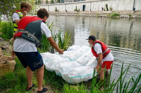Din nou „Duși cu pluta”: elevi ai Liceului German din Oradea au vâslit pe Crișul Repede, în bărci din PET-uri (FOTO/VIDEO)