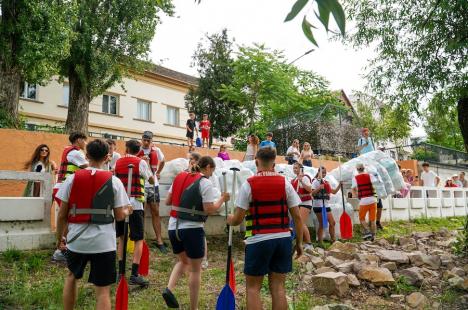 Din nou „Duși cu pluta”: elevi ai Liceului German din Oradea au vâslit pe Crișul Repede, în bărci din PET-uri (FOTO/VIDEO)