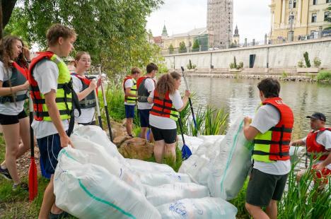 Din nou „Duși cu pluta”: elevi ai Liceului German din Oradea au vâslit pe Crișul Repede, în bărci din PET-uri (FOTO/VIDEO)