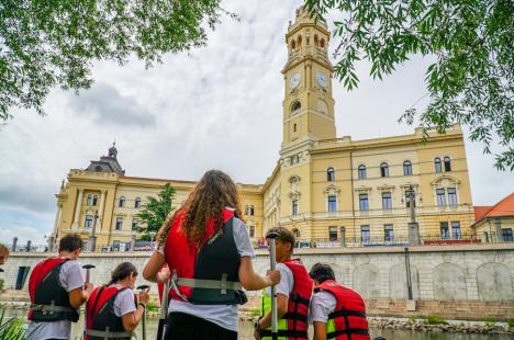 Din nou „Duși cu pluta”: elevi ai Liceului German din Oradea au vâslit pe Crișul Repede, în bărci din PET-uri (FOTO/VIDEO)