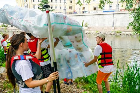 Din nou „Duși cu pluta”: elevi ai Liceului German din Oradea au vâslit pe Crișul Repede, în bărci din PET-uri (FOTO/VIDEO)