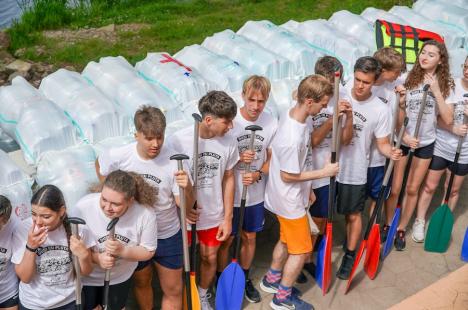 Din nou „Duși cu pluta”: elevi ai Liceului German din Oradea au vâslit pe Crișul Repede, în bărci din PET-uri (FOTO/VIDEO)