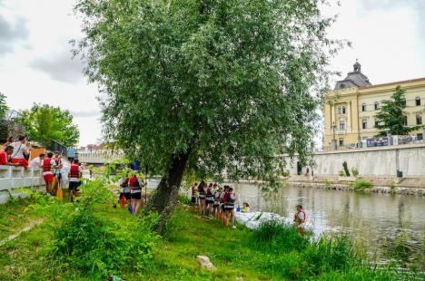 Din nou „Duși cu pluta”: elevi ai Liceului German din Oradea au vâslit pe Crișul Repede, în bărci din PET-uri (FOTO/VIDEO)