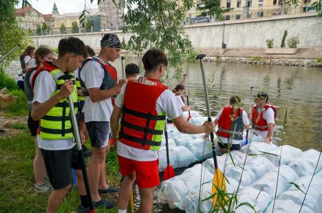 Din nou „Duși cu pluta”: elevi ai Liceului German din Oradea au vâslit pe Crișul Repede, în bărci din PET-uri (FOTO/VIDEO)