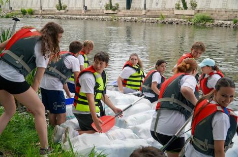 Din nou „Duși cu pluta”: elevi ai Liceului German din Oradea au vâslit pe Crișul Repede, în bărci din PET-uri (FOTO/VIDEO)