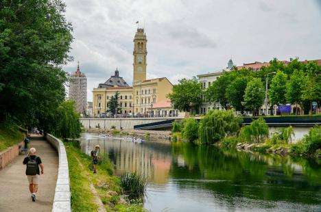 Din nou „Duși cu pluta”: elevi ai Liceului German din Oradea au vâslit pe Crișul Repede, în bărci din PET-uri (FOTO/VIDEO)