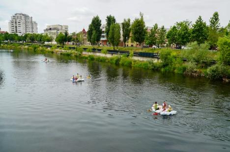 Din nou „Duși cu pluta”: elevi ai Liceului German din Oradea au vâslit pe Crișul Repede, în bărci din PET-uri (FOTO/VIDEO)
