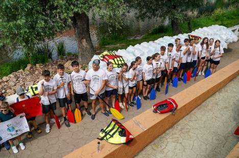 Din nou „Duși cu pluta”: elevi ai Liceului German din Oradea au vâslit pe Crișul Repede, în bărci din PET-uri (FOTO/VIDEO)