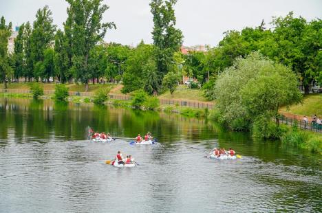 Din nou „Duși cu pluta”: elevi ai Liceului German din Oradea au vâslit pe Crișul Repede, în bărci din PET-uri (FOTO/VIDEO)