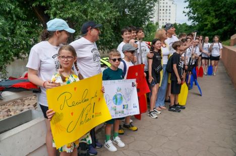 Din nou „Duși cu pluta”: elevi ai Liceului German din Oradea au vâslit pe Crișul Repede, în bărci din PET-uri (FOTO/VIDEO)