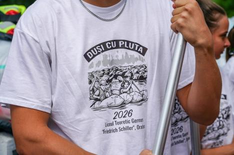 Din nou „Duși cu pluta”: elevi ai Liceului German din Oradea au vâslit pe Crișul Repede, în bărci din PET-uri (FOTO/VIDEO)