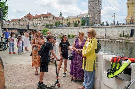 Din nou „Duși cu pluta”: elevi ai Liceului German din Oradea au vâslit pe Crișul Repede, în bărci din PET-uri (FOTO/VIDEO)