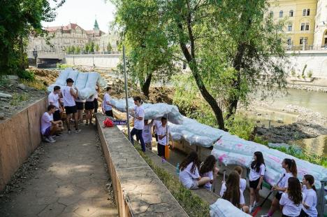 „De 10 ani, duși cu pluta”! Elevii unui liceu din Oradea au navigat pe Crișul Repede cu ambarcațiuni confecționate din PET-uri (FOTO/VIDEO)