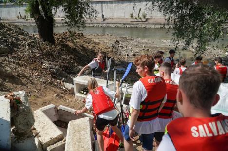 „De 10 ani, duși cu pluta”! Elevii unui liceu din Oradea au navigat pe Crișul Repede cu ambarcațiuni confecționate din PET-uri (FOTO/VIDEO)