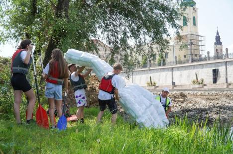 „De 10 ani, duși cu pluta”! Elevii unui liceu din Oradea au navigat pe Crișul Repede cu ambarcațiuni confecționate din PET-uri (FOTO/VIDEO)