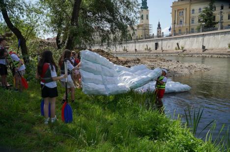 „De 10 ani, duși cu pluta”! Elevii unui liceu din Oradea au navigat pe Crișul Repede cu ambarcațiuni confecționate din PET-uri (FOTO/VIDEO)