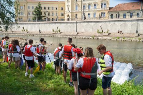 „De 10 ani, duși cu pluta”! Elevii unui liceu din Oradea au navigat pe Crișul Repede cu ambarcațiuni confecționate din PET-uri (FOTO/VIDEO)