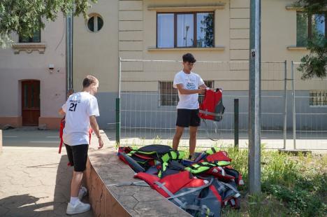 „De 10 ani, duși cu pluta”! Elevii unui liceu din Oradea au navigat pe Crișul Repede cu ambarcațiuni confecționate din PET-uri (FOTO/VIDEO)