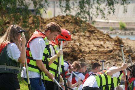 „De 10 ani, duși cu pluta”! Elevii unui liceu din Oradea au navigat pe Crișul Repede cu ambarcațiuni confecționate din PET-uri (FOTO/VIDEO)