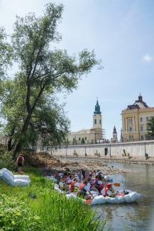 „De 10 ani, duși cu pluta”! Elevii unui liceu din Oradea au navigat pe Crișul Repede cu ambarcațiuni confecționate din PET-uri (FOTO/VIDEO)