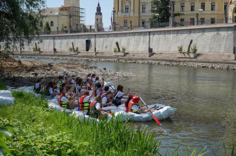 „De 10 ani, duși cu pluta”! Elevii unui liceu din Oradea au navigat pe Crișul Repede cu ambarcațiuni confecționate din PET-uri (FOTO/VIDEO)