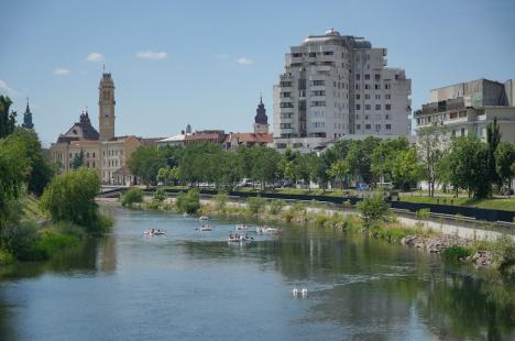 „De 10 ani, duși cu pluta”! Elevii unui liceu din Oradea au navigat pe Crișul Repede cu ambarcațiuni confecționate din PET-uri (FOTO/VIDEO)