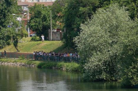 „De 10 ani, duși cu pluta”! Elevii unui liceu din Oradea au navigat pe Crișul Repede cu ambarcațiuni confecționate din PET-uri (FOTO/VIDEO)