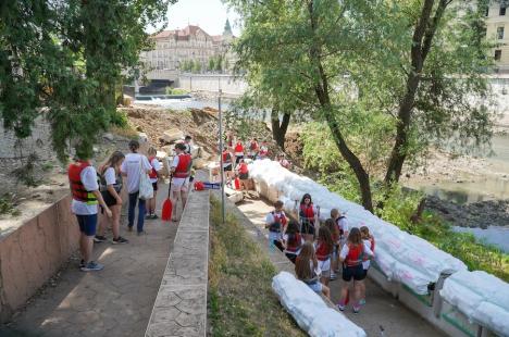 „De 10 ani, duși cu pluta”! Elevii unui liceu din Oradea au navigat pe Crișul Repede cu ambarcațiuni confecționate din PET-uri (FOTO/VIDEO)