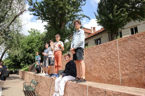 Elevii unui liceu din Oradea s-au întrecut pe Criș cu bărci construite din peste 1.500 flacoane (FOTO / VIDEO)