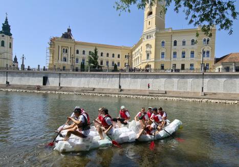 Duşi cu pluta... de pandemie: Elevii de la Liceul German din Oradea au făcut rafting pe Criş, cu două plute din PET-uri (FOTO / VIDEO)