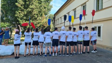 Duși cu pluta! Elevii unui liceu din Oradea au navigat pe Criș cu două bărci făcute din flacoane (FOTO / VIDEO)
