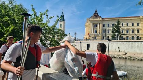 Duși cu pluta! Elevii unui liceu din Oradea au navigat pe Criș cu două bărci făcute din flacoane (FOTO / VIDEO)