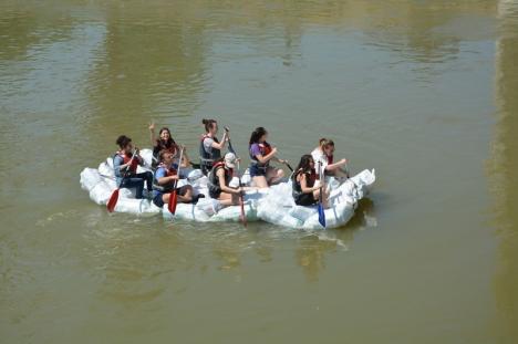 Duşi cu pluta! Elevi de la Liceul German au navigat pe Criş, cu plute făcute din PET-uri (FOTO)