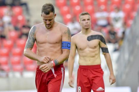Fanii echipei de fotbal din Debreţin i-au agresat pe jucători şi le-au luat tricourile după ce echipa a retrogradat (VIDEO)