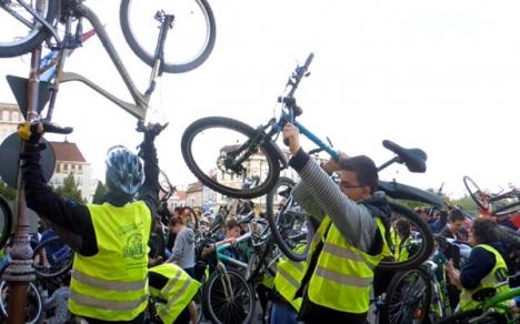 Critical Mass a adunat 500 de biciclişti: Între ei, Cseke Attila şi Pasztor Sandor (FOTO / VIDEO)