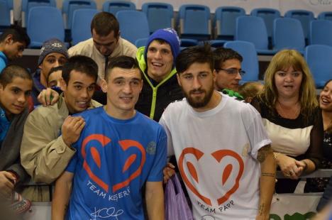 Campionii inimilor: Circa 2.000 de orădeni la meciul caritabil cu vedete organizat de Claudiu Keşeru (FOTO)