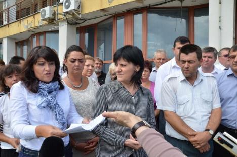Angajaţii Direcţiei Vamale Oradea, protest împotriva unei aberaţii costisitoare: mutarea la Cluj a instituţiei (FOTO)